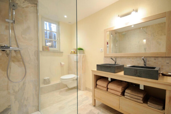 Gite avec grande salle de bains / douche