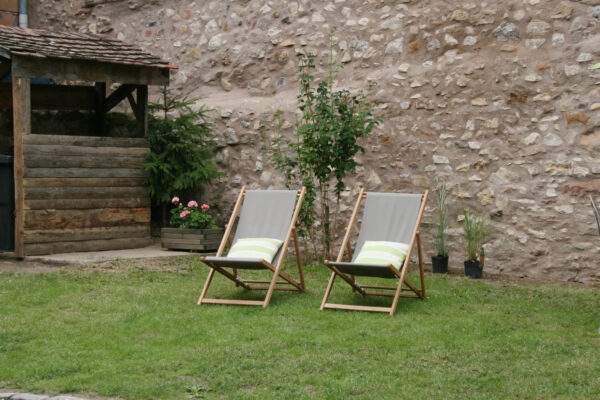 Chaises longue sur la pelouse